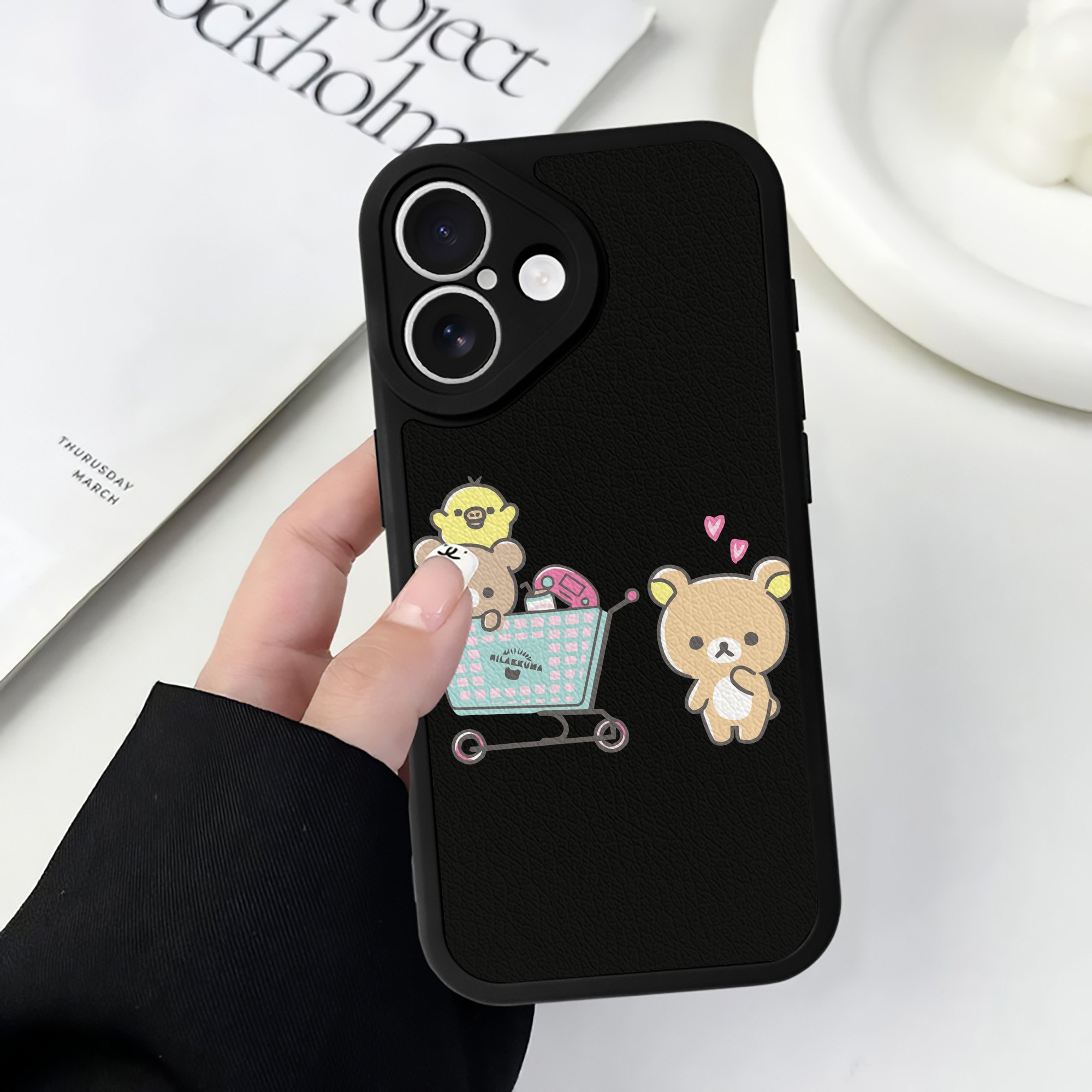 （画像用） リラックマ リラックマ キイロイトリ Rilakkuma Korilakkuma Kiiroitori 【iPhone 16シリーズ対応】シリコンスマホケース（レザー調） 材質：シリコン